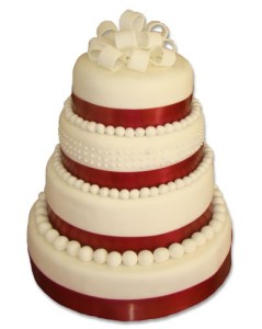 Wrocławski tort weselny piętrowy z kokardą w kolorze beżowym