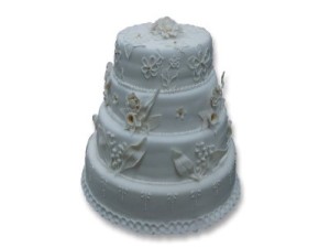 Udekorowany na biało tort na wesele we Wrocławiu