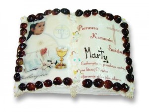 Tort na Pierwszą Komunię Marty we Wrocławiu, ozdobiony owocami
