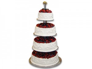 Tort weselny piętrowy biały z owocami sezonowymi