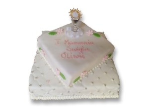Tort na Pierwszą Komunię Oliwki we Wrocławiu w kolorze białym i różowym napisem