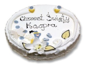 Tort na Chrzest Święty Kacpra we Wrocławiu w kolorze białym i przyozdobiony niebieskimi kwiatami